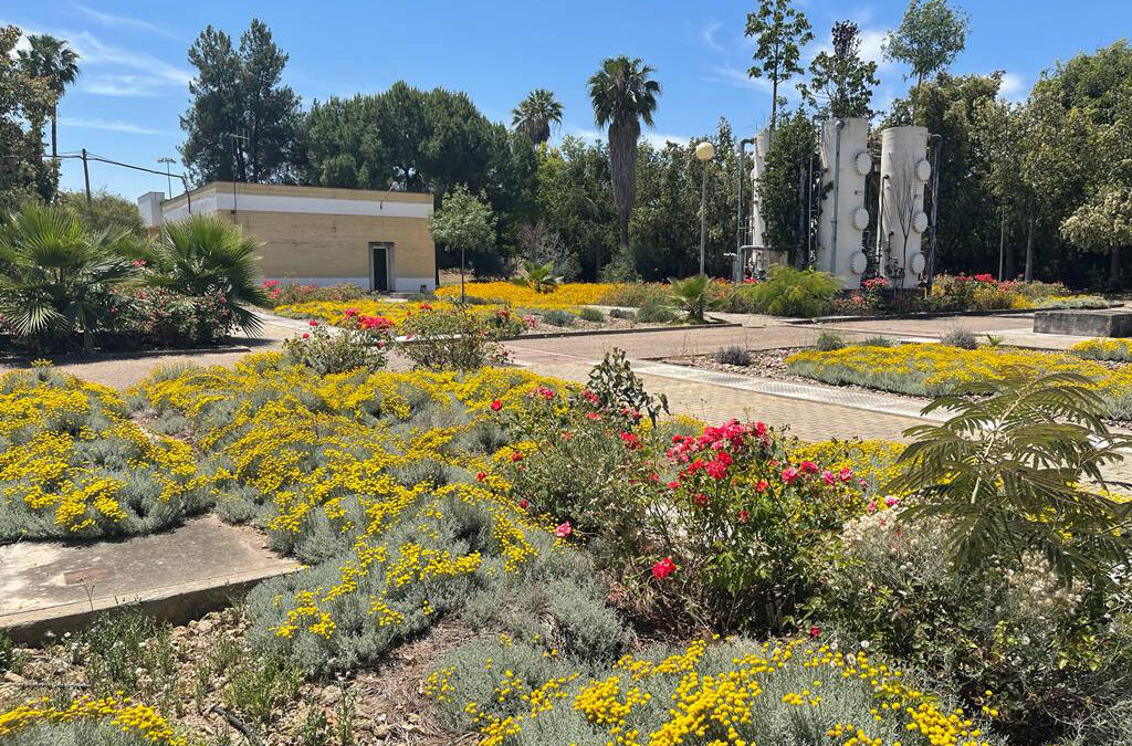Jardín con estructuras industriales